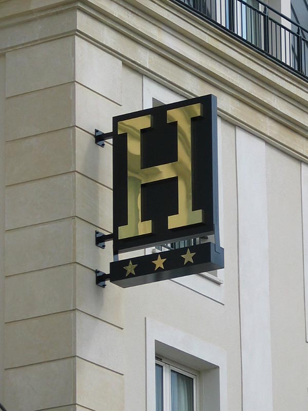 Enseigne Double Face , lettrage inox pour un Hotel à SERRIS 77 - AFE 94