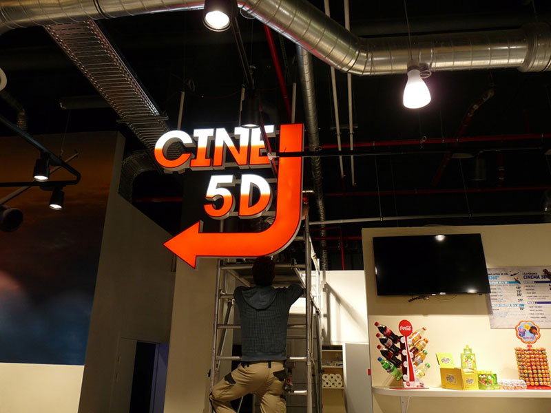 Enseignes Lumineuses Lettres Boîtiers sur lisse inox CINEXTREM - AFE 94