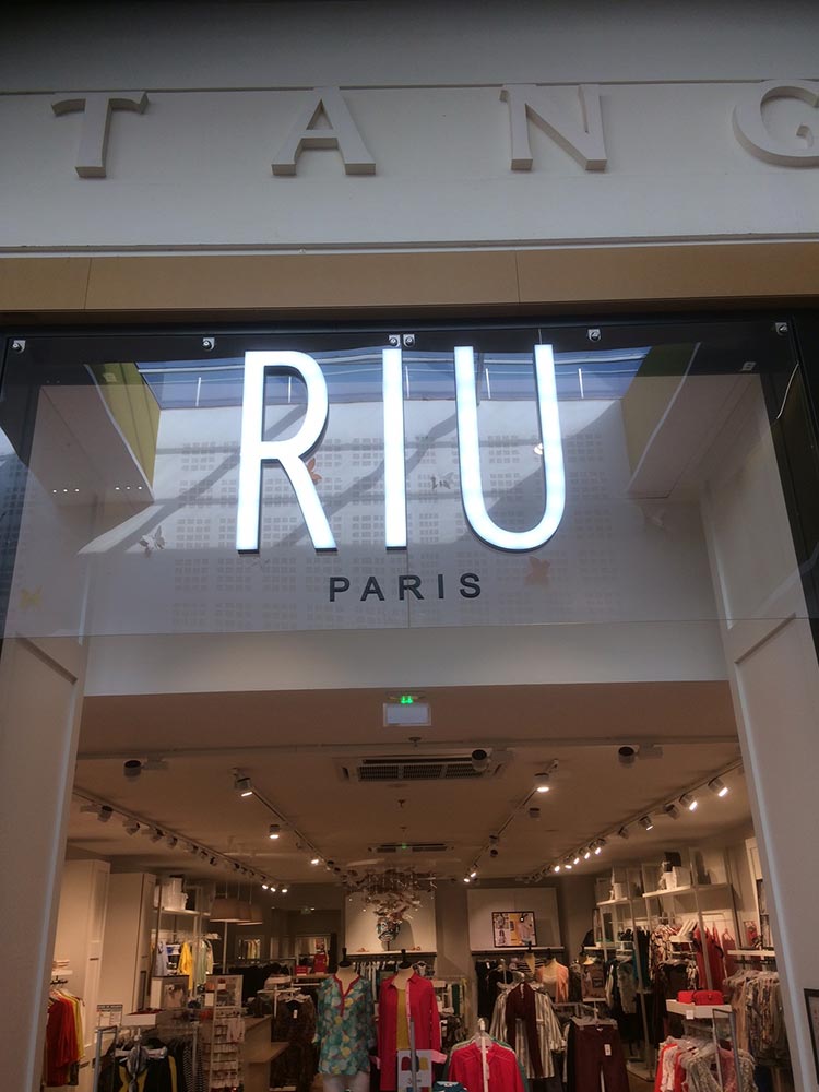 Enseigne lumineuse sur vitrage suspendu RIU Paris - AFE 94