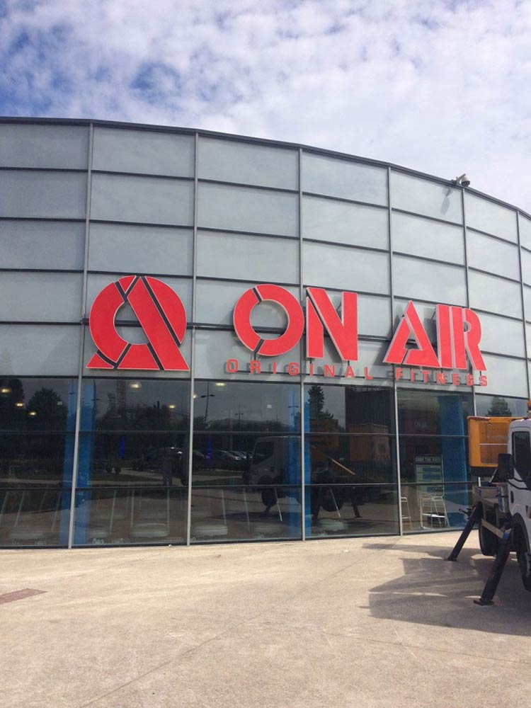 Enseigne façade Lettres lumineuses en Plexi diffusant ON AIR - AFE 94