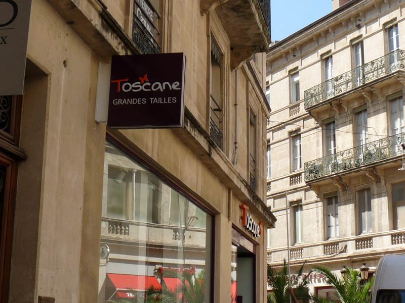 Enseignes Drapeaux Double Faces verticale lumineuse Toscane Paris 75 - AFE 94