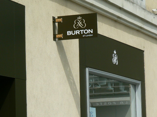 Enseignes Drapeaux Double Faces verticale Burton Paris 75 - AFE 94