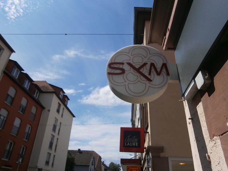 Enseigne Drapeau Double Face pour SYM à Haguenau (67) - AFE 94